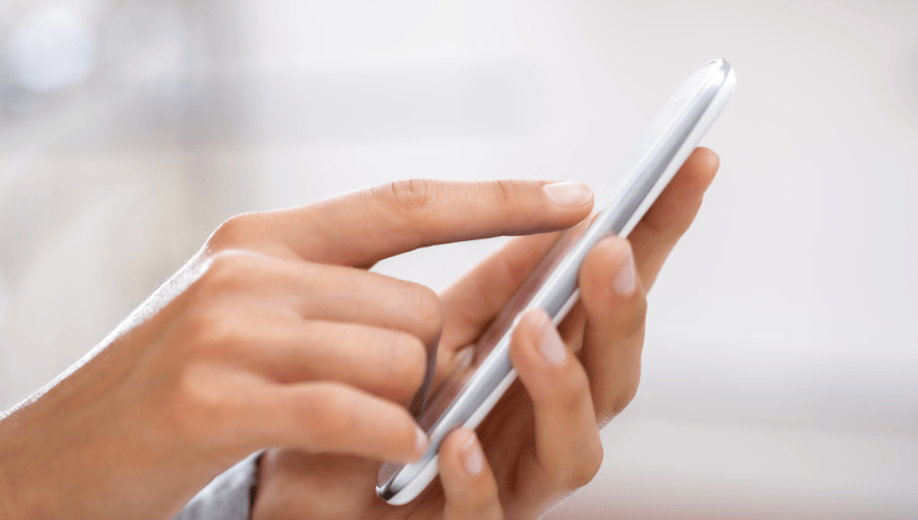 Smartphone in einer Hand